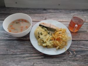 Zdjęcie przedstawia Dietę z ograniczeniem łatwoprzyswajalnych węglowodanów: Krupnik jęczmienny Łosoś pieczony Ziemniaki z koperkiem gotowane Surówka z kapusty kiszonej z olejem Kompot owocowy z jabłkami